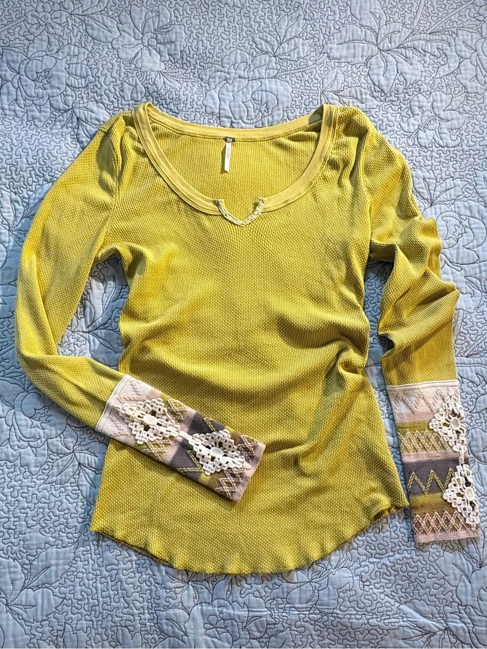 ♨️Free People Kombucha Cuff Yellow Waffle Thermal Embroidered Crochet Top Sz L💛